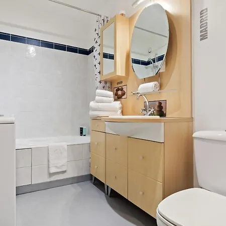 Bright Modern Studio With Balcony In Appartement *