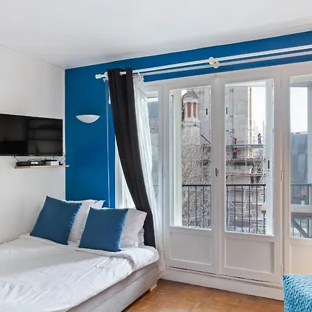 Bright Modern Studio With Balcony In Apartment *