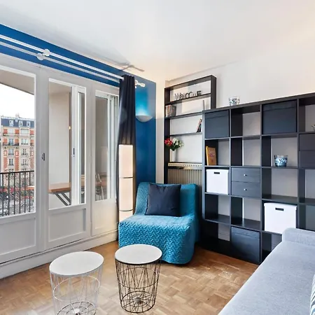 Bright Modern Studio With Balcony In Appartement