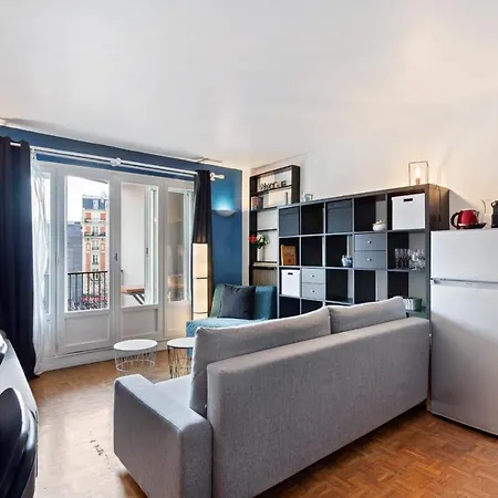 Appartement Bright Modern Studio With Balcony In