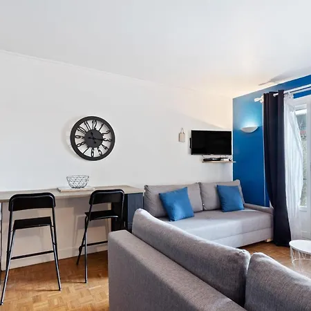 Bright Modern Studio With Balcony In Appartement Paris